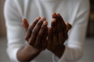 Bolehkah-Seorang-Anak-Mualaf-Berdoa-Sedekah-Untuk-Orang-Tuanya-Non-Muslim-Yang-Sudah-Meninggal
